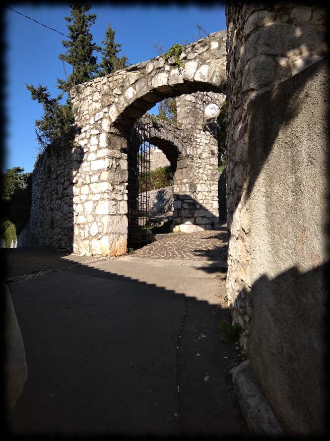 entrada al castillo de trsat en rijeka croacia