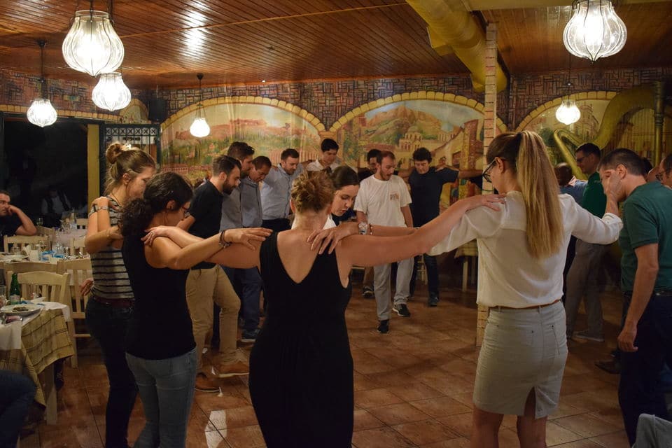 Lección de danza folclórica griega con cena y música en vivo